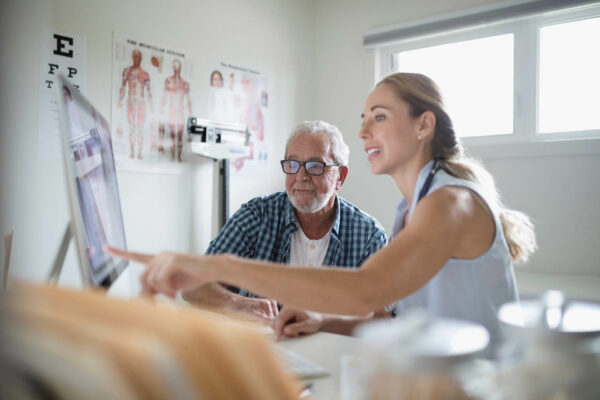 Une femme médecin avec son patient - 100% santé