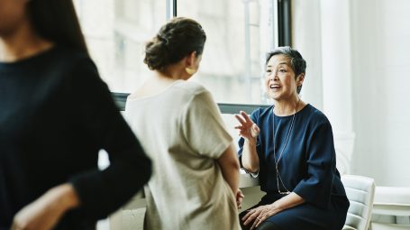 Deux femmes souriantes discutant ensemble de la retraite supplémentaire au travail