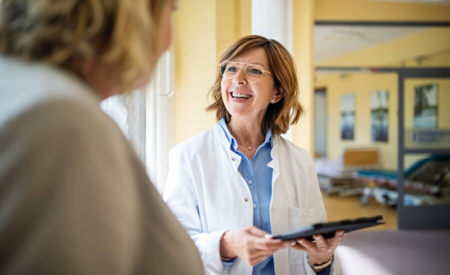 Une femme médecin accueille un patient pour un second avis médical