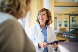 Une femme médecin qui accueille une patiente - nouvelle convention médicale