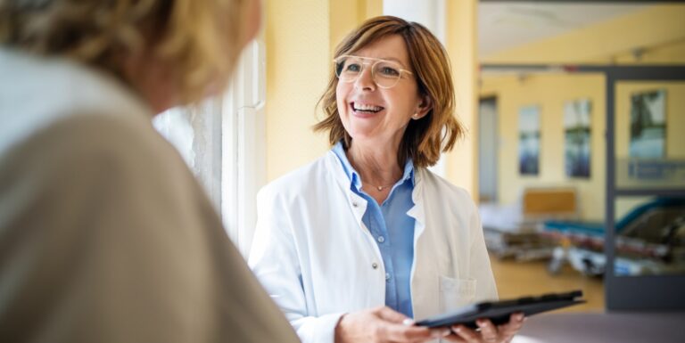 Une femme médecin qui accueille une patiente - nouvelle convention médicale