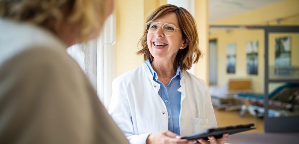 Une femme médecin qui accueille une patiente - nouvelle convention médicale