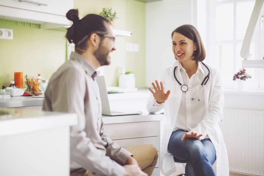 Un homme qui discute avec une femme médecin - convention médicale