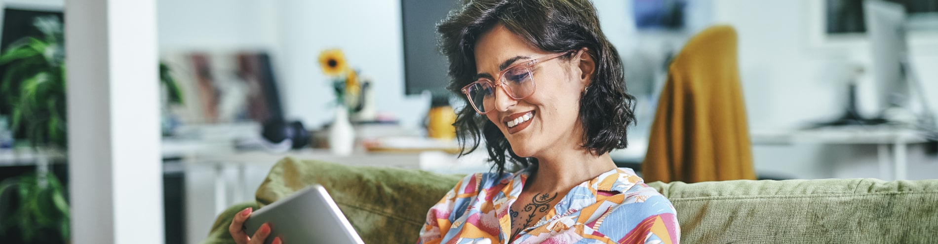 Femme d'affaires utilisant une tablette au bureau - PEE