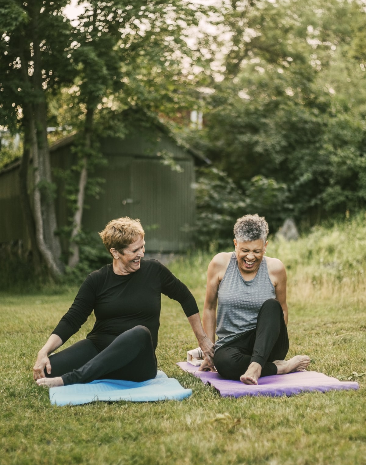 Deux femmes dehors sur des tapis de yoga - Santé Climat