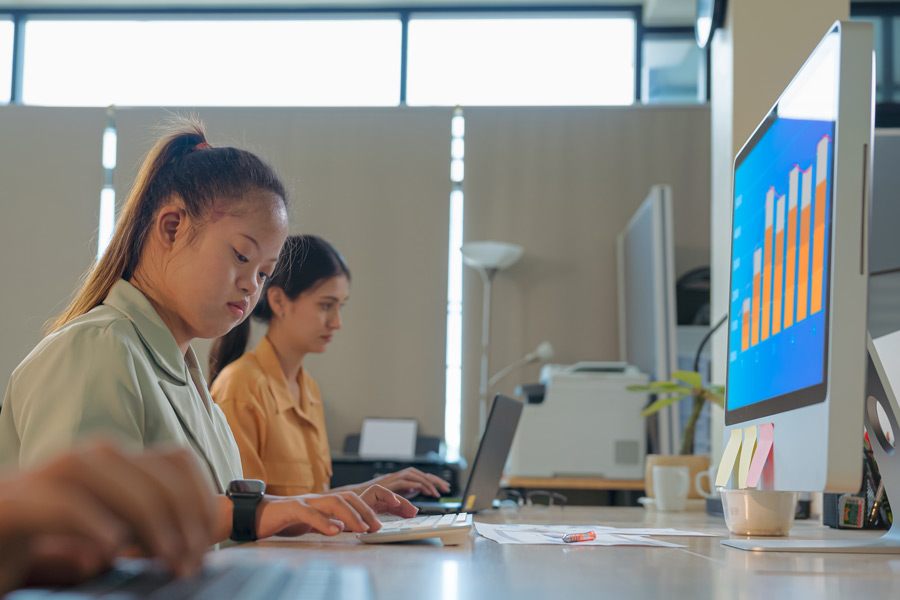 Une femme travaillant en open space - Investissement responsable