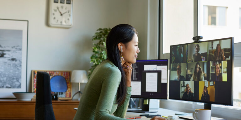 Une femme en télétravail - Nouveautés 2025 Épargne salariale retraite