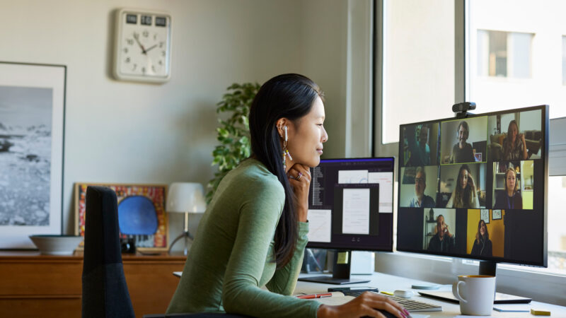 Une femme en télétravail - Nouveautés 2025 Épargne salariale retraite