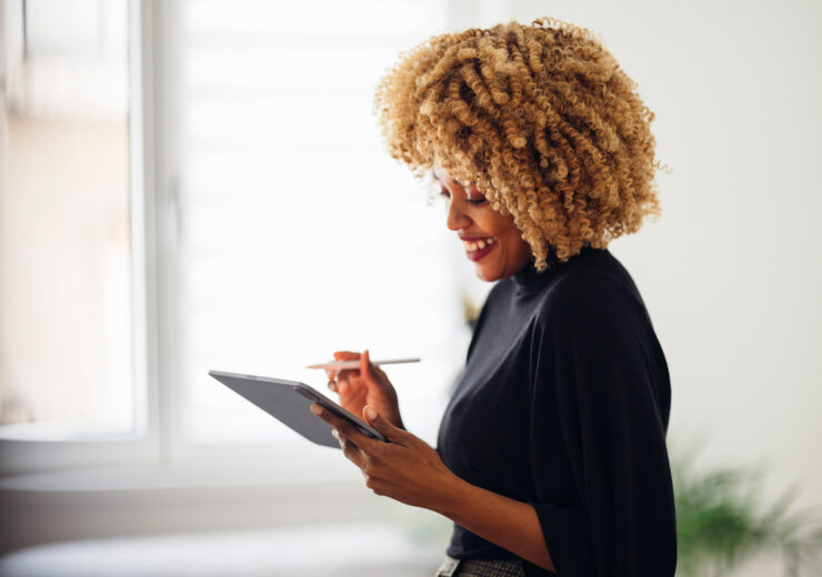 Une femme travaillant sur sa tablette - Investissement Responsable