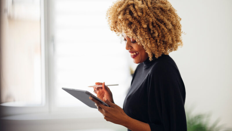 Une femme travaillant sur sa tablette - Investissement Responsable