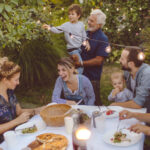 Famille multigénérationnelle lors d’un dîner - Nouveautés 2025 Santé et Prévoyance