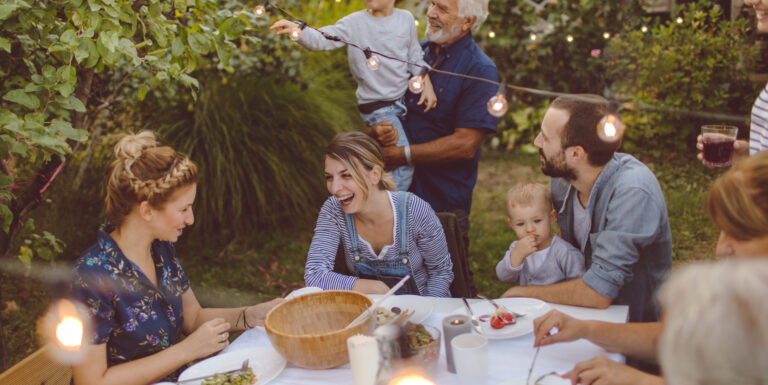 Famille multigénérationnelle lors d’un dîner - Nouveautés 2025 Santé et Prévoyance