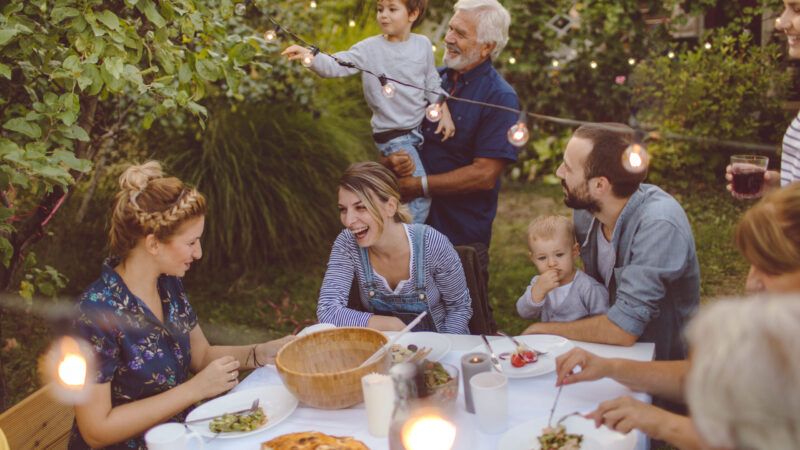 Famille multigénérationnelle lors d’un dîner - Nouveautés 2025 Santé et Prévoyance