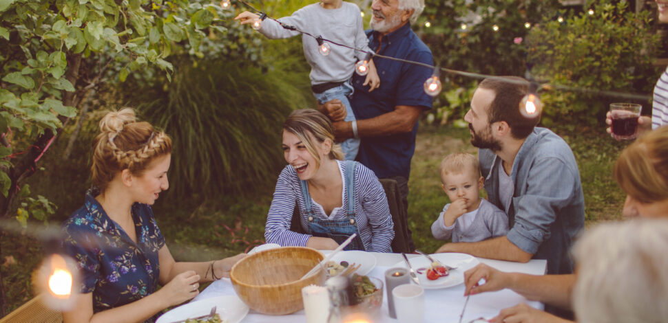 Famille multigénérationnelle lors d’un dîner - Nouveautés 2025 Santé et Prévoyance