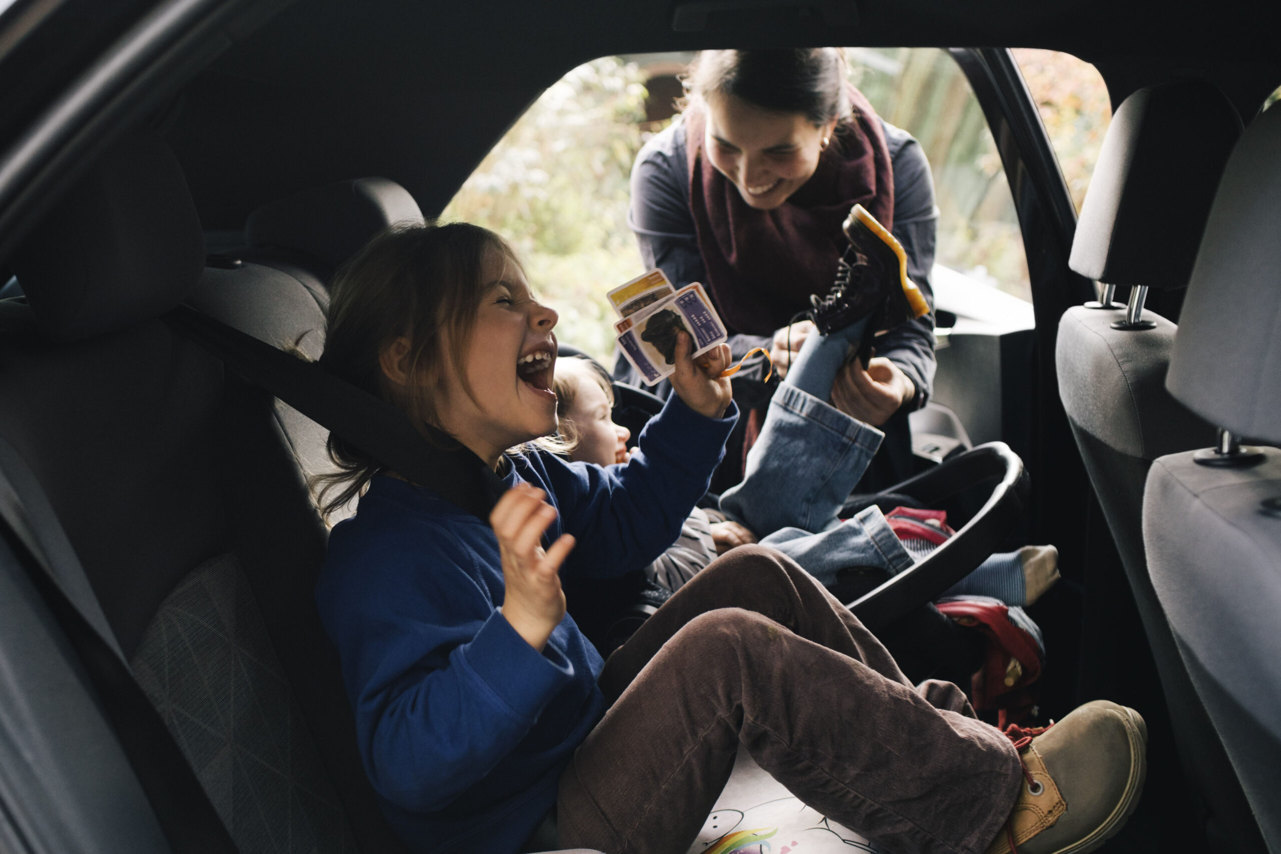 Une petite fille rigolant dans la voiture - Nouveautés 2025 Santé prévoyance