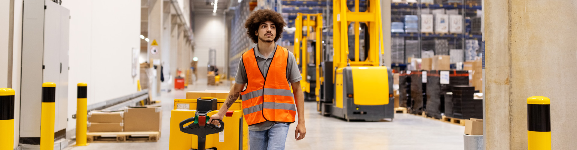 Un étudiant qui travail à temps partiel dans une usine de stockage