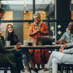 Groupe de personnes parlant du travail à temps partiel